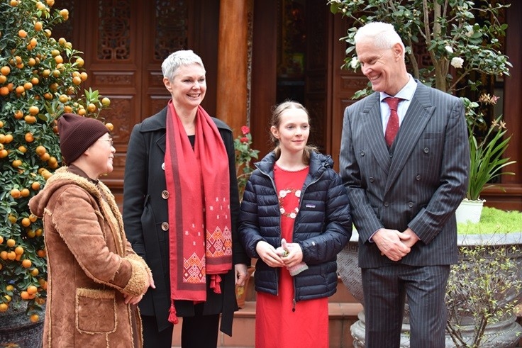 Norwegian Ambassador enjoys Tet atmosphere at Duong Lam ancient village