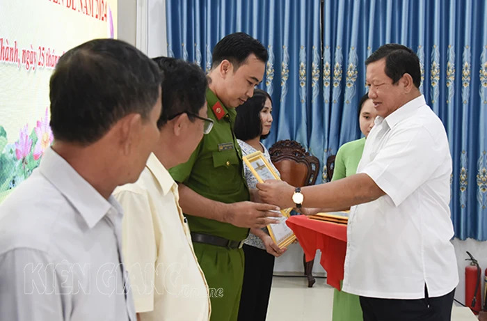 Giang Thanh honors 21 typical followers of Uncle Ho