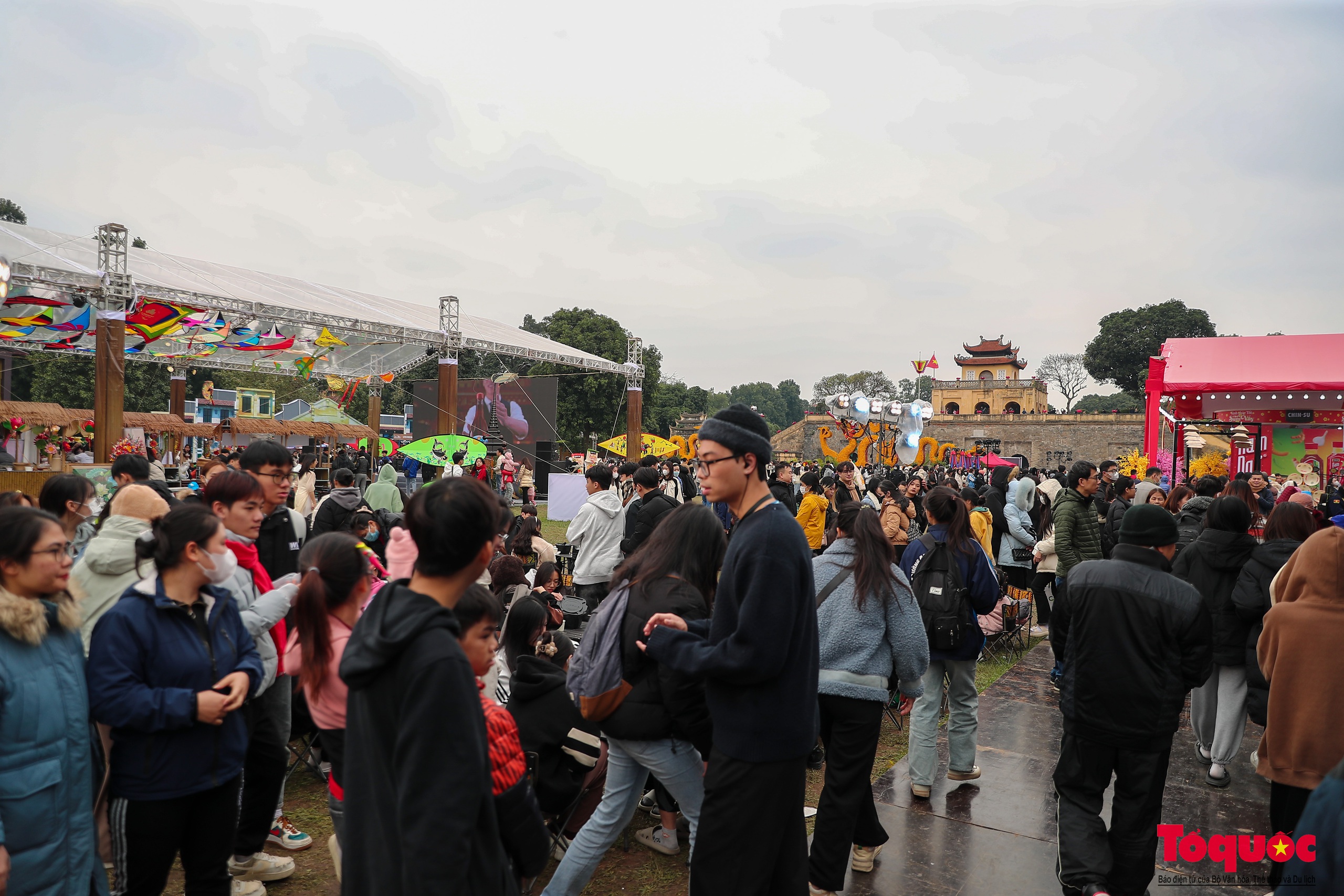 People celebrate Tet at Thang Long Imperial Citadel