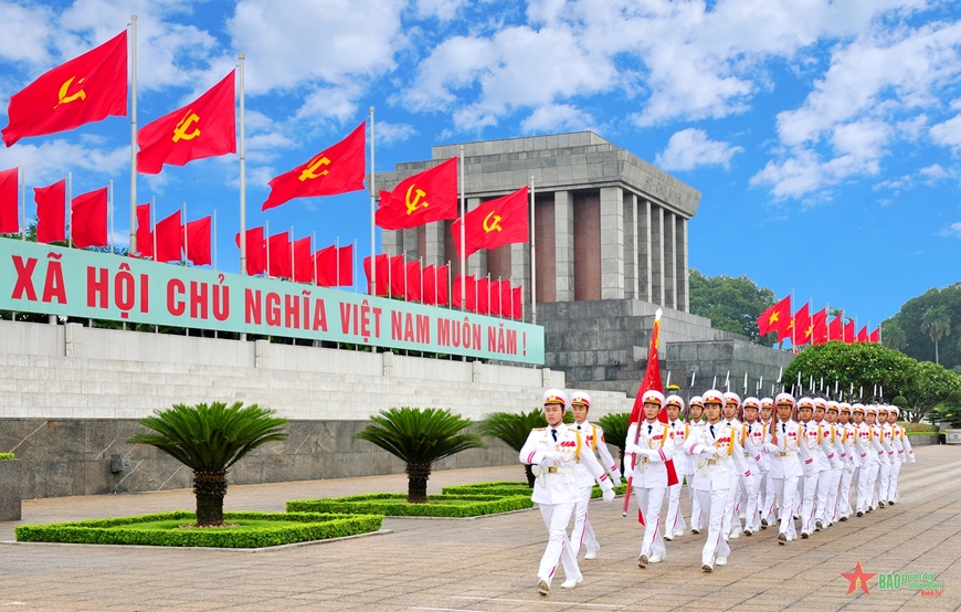 Officers and soldiers at Uncle Ho s Mausoleum