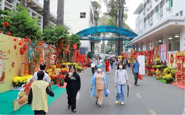 Hospitals in Ho Chi Minh City decorated with flowers to bring spring to patients