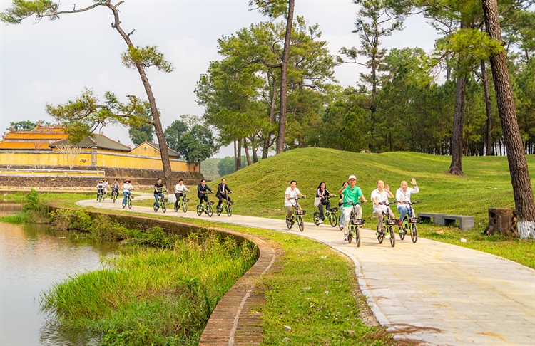 Green and environmentally friendly tour to King Gia Long’s mausoleum area launched