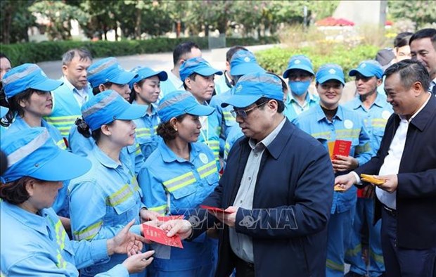 PM visits workers on duty during Tet holiday