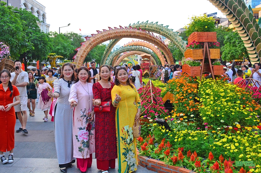 Nguyen Hue flower street in Ho Chi Minh City attracts over 1 2 million visitors during Tet
