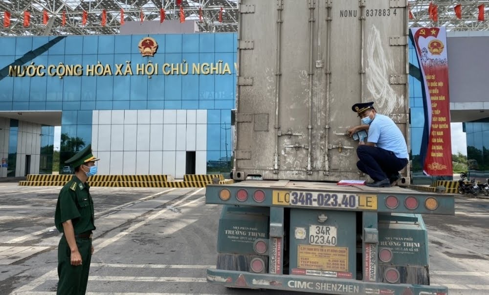 Bustling import and export at the beginning of the year