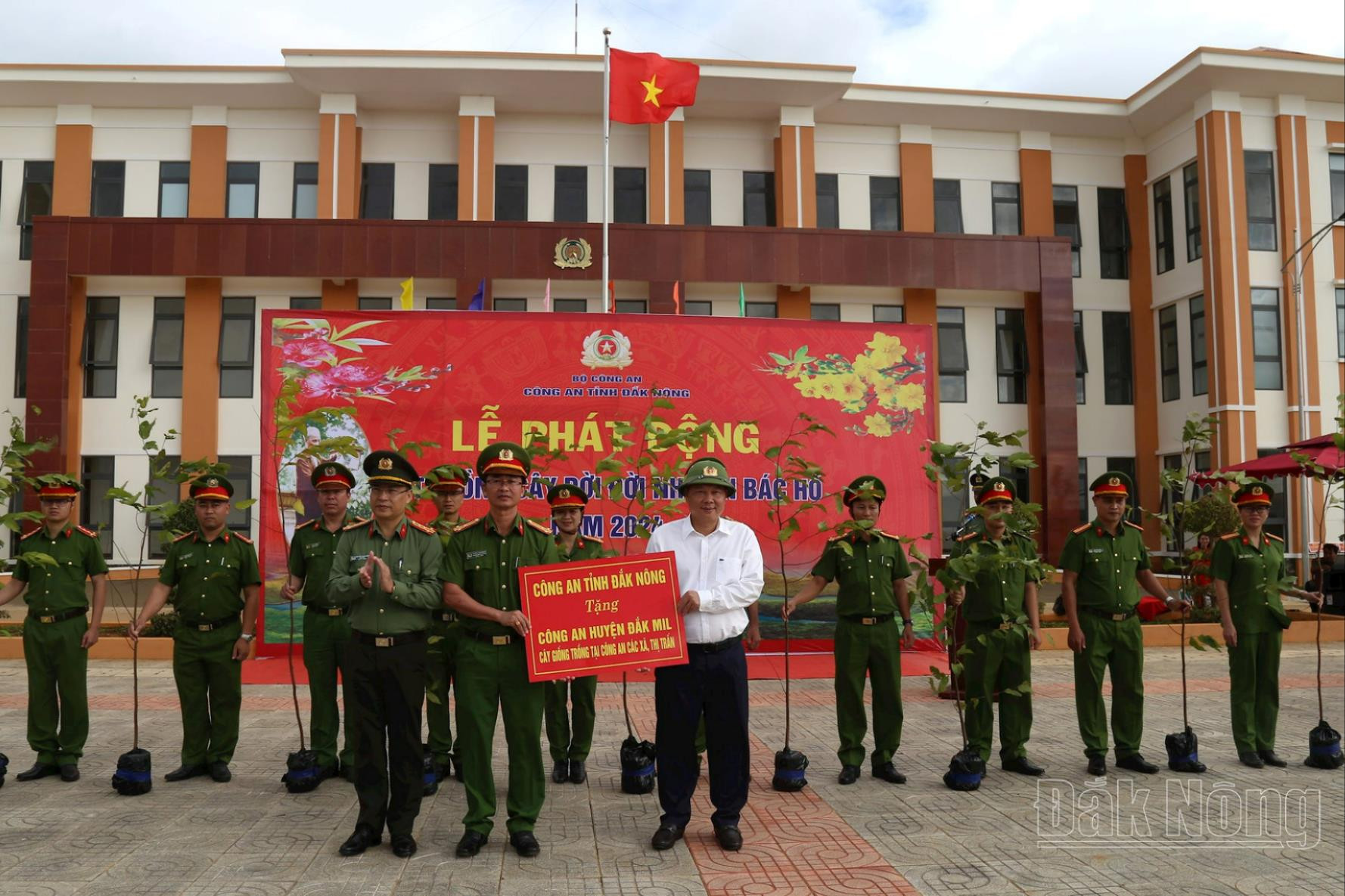 Dak Nong Public Security plants 1,200 trees in gratitude to Uncle Ho