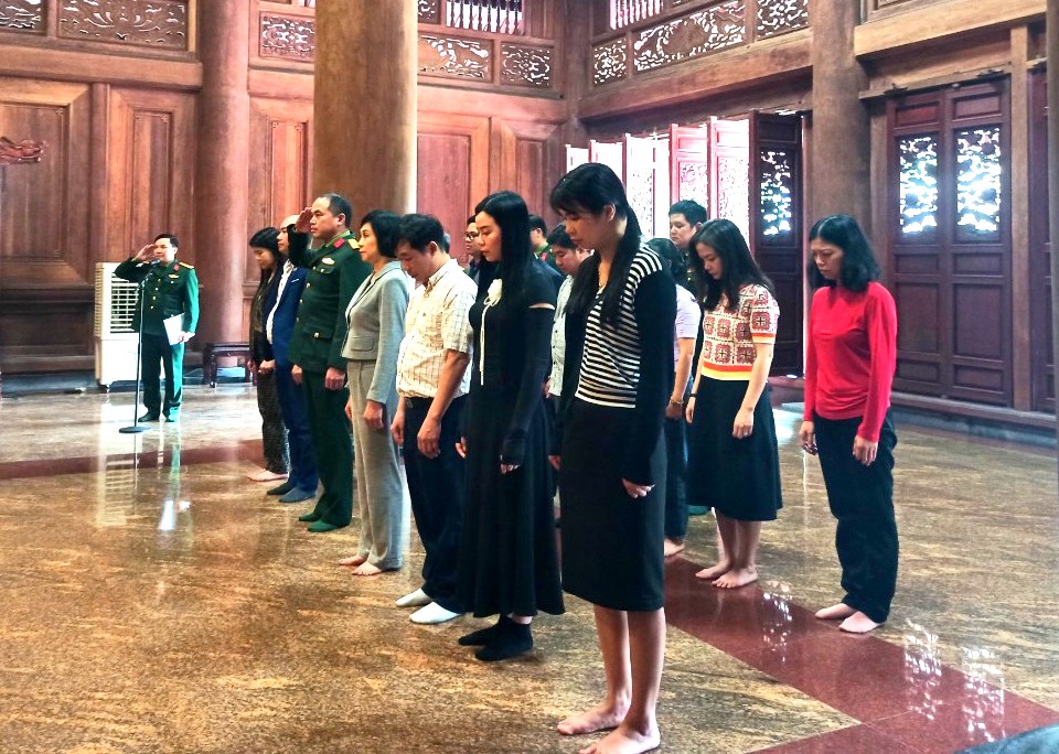 VOV Television Channel delegation offers incense to commemorate President Ho Chi Minh