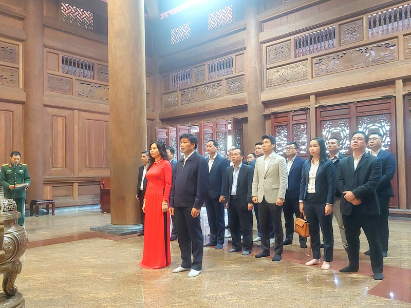 Vietnam Road Department pays tribute to commemorate President Ho Chi Minh