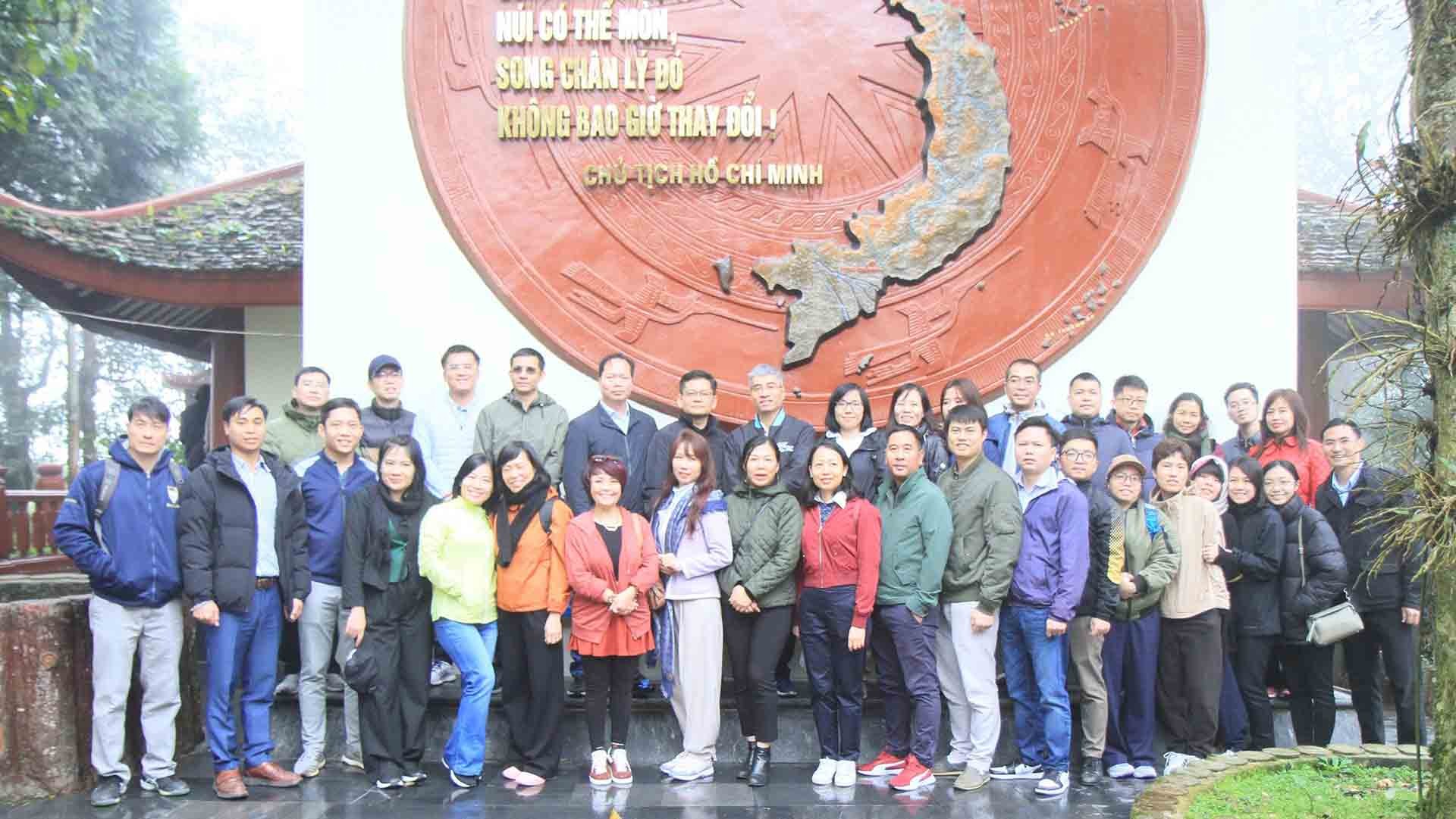 Delegation of Ministry of Foreign Affairs visits Uncle Ho’s Temple in Ba Vi