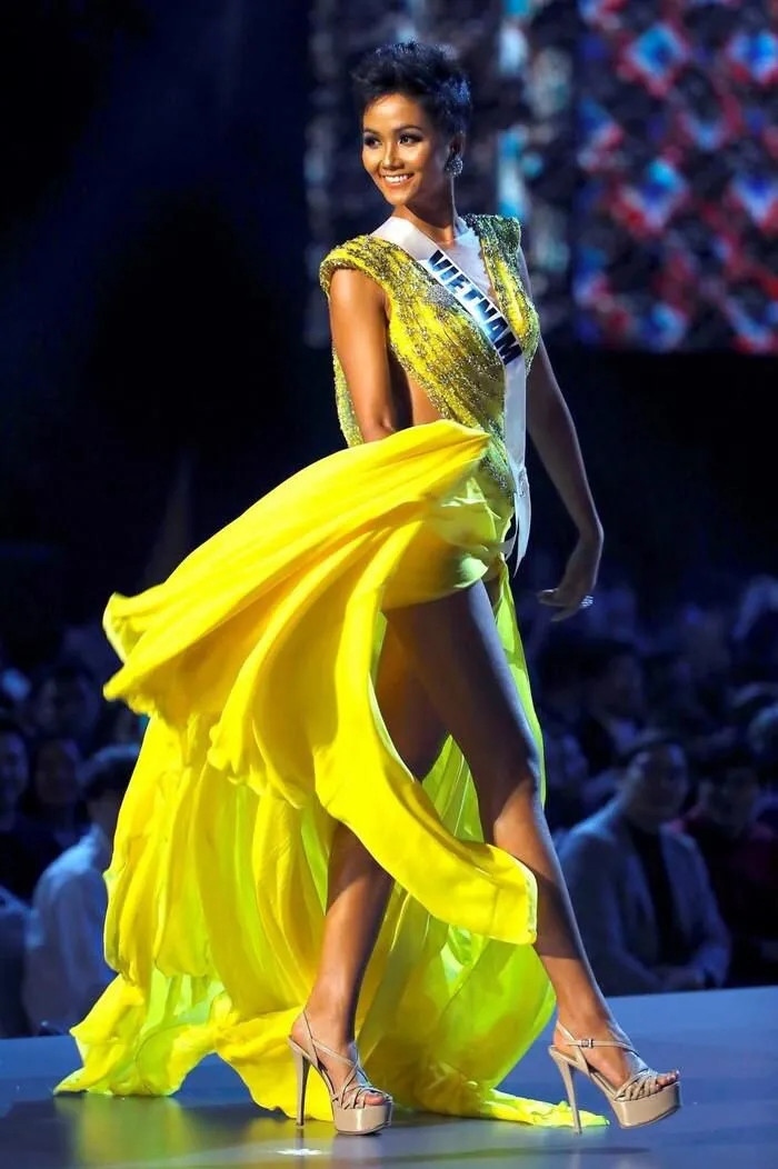 H’Hen Nie honoured as Vietnam s Queen of the Runway