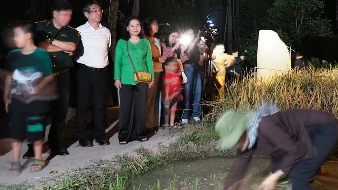 Nearly 100 tourists join “War Zone Moon” night tour