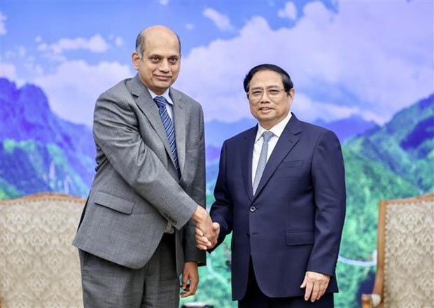 Vietnam welcomes investment in hi-tech, semiconductor industries PM