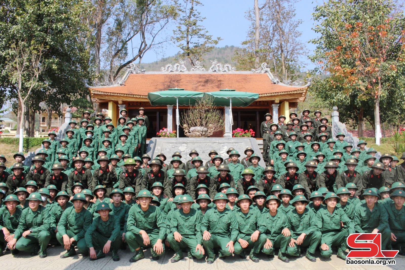 New solders offer incense to President Ho Chi Minh at his memorial house in Thuan Chau