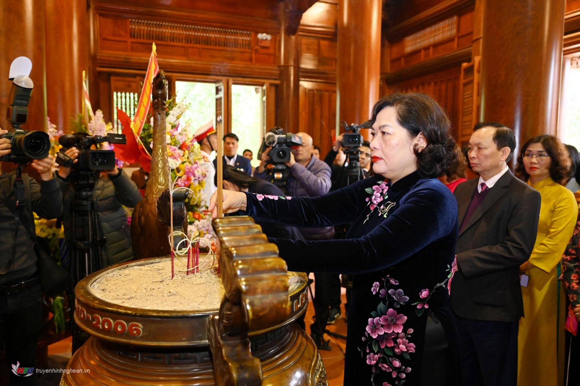 Female bank officials pay tribute to Uncle Ho at Kim Lien Special National Monument