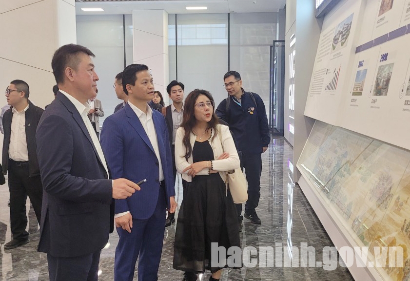 Bac Ninh leader works with Victory Giant Technology Group in China