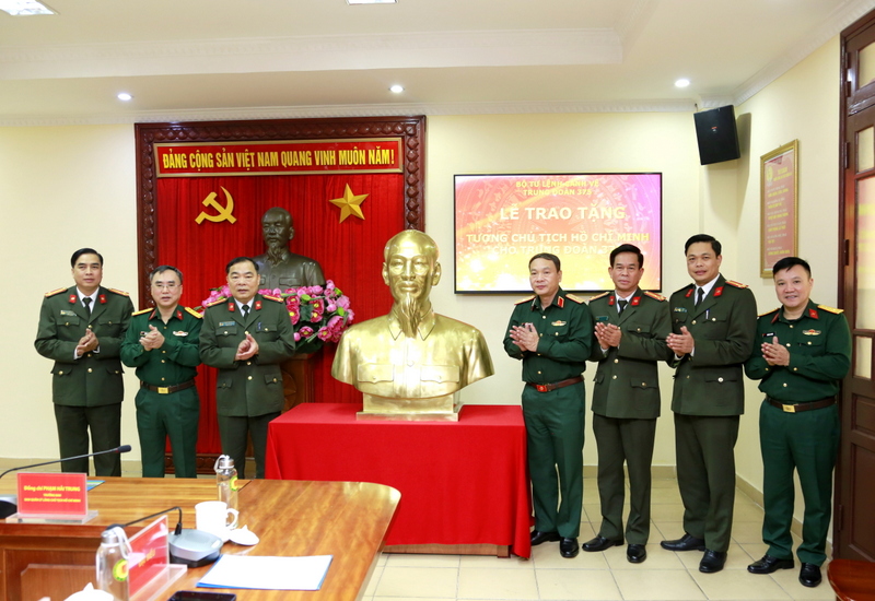 Uncle Ho’s statue presented to Regiment 375