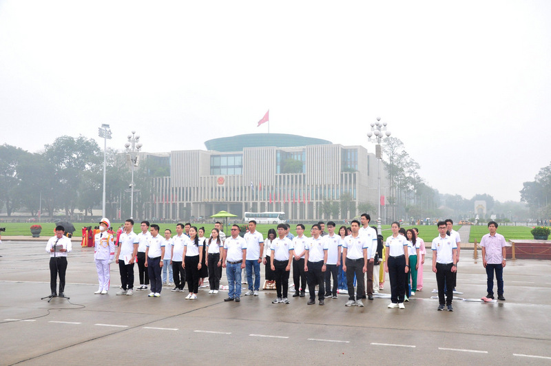 Outstanding and promising young Vietnamese faces in 2023 report their achievements to Uncle Ho