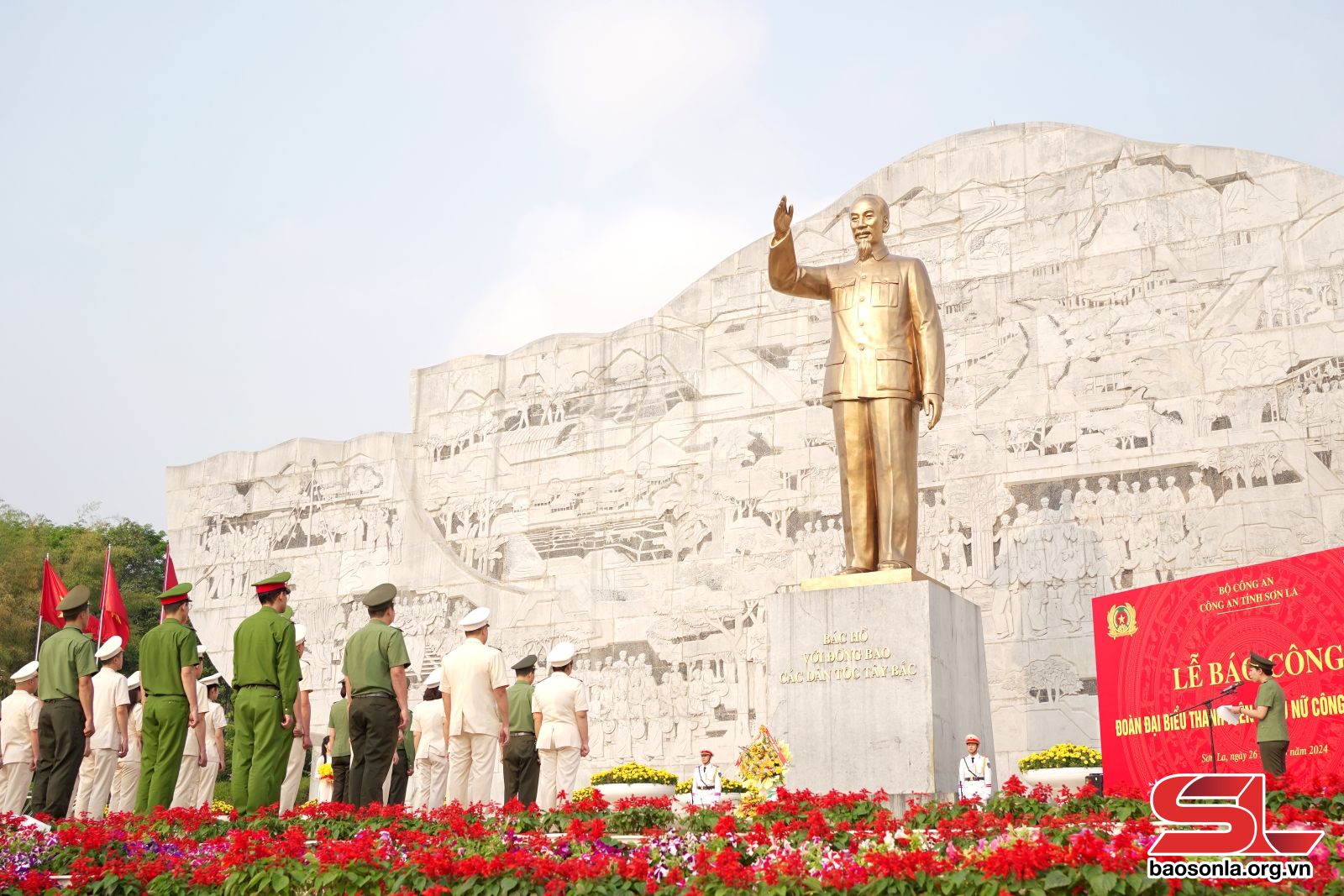 Outstanding youths of Son La Police report achievements to Uncle Ho