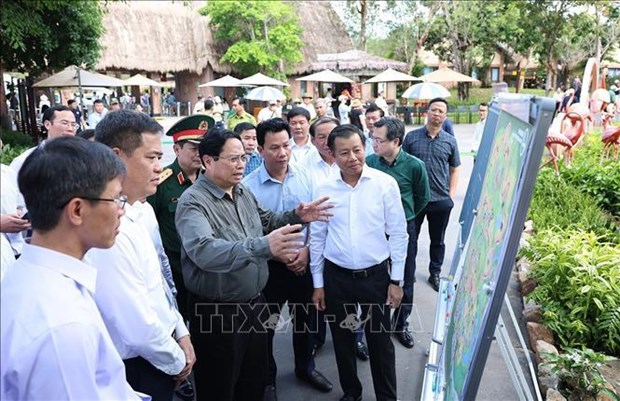 PM inspects, directs settlement of urgent issues in Phu Quoc