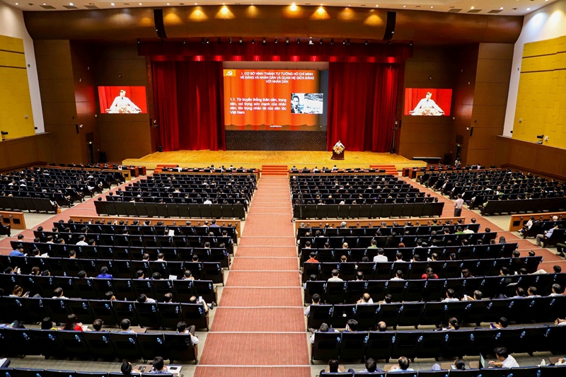 Seminar on studying and following Uncle Ho held in Hanoi’s Quoc Oai district