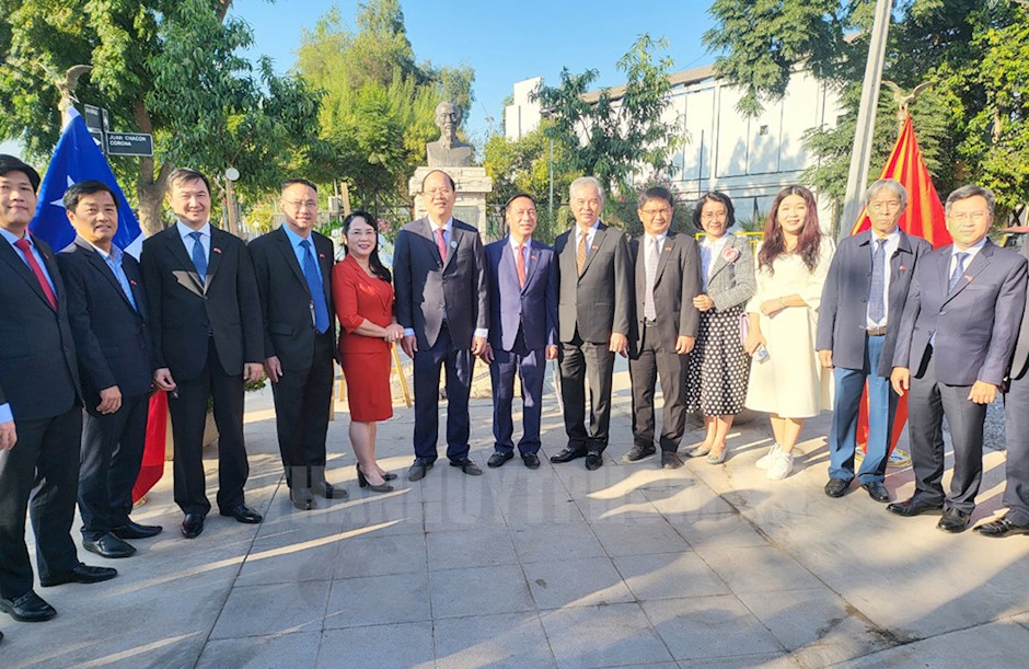 HCMC delegation offers flowers at President Ho Chi Minh’s Monument in Chile