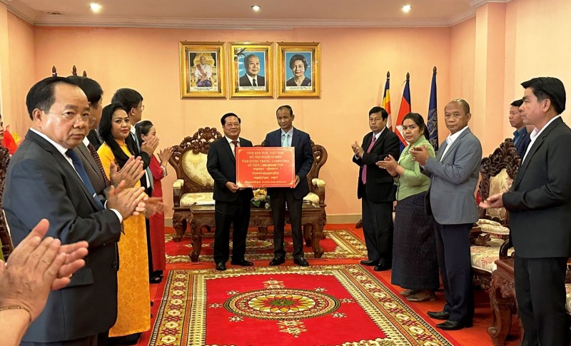 Kon Tum presents 2 billion VND to support disadvantaged people in two Cambodian provinces