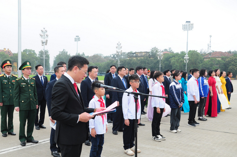 Delegation from Co To Island district visit President Ho Chi Minh’s mausoleum