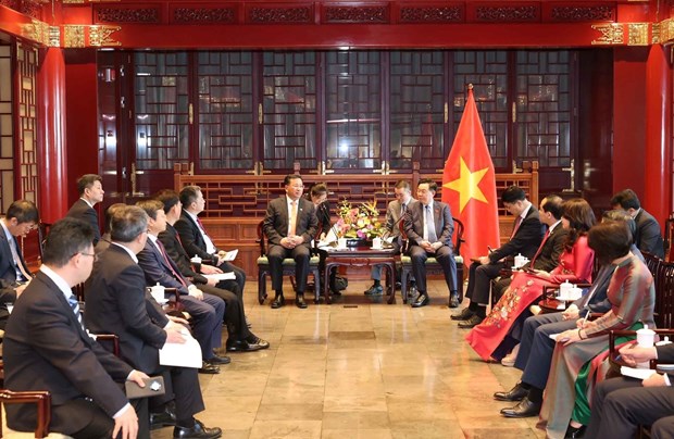 Top legislator receives heads of China’s leading corporations