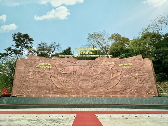 Depiction of Uncle Ho talking with Tien Phong Division inaugurated