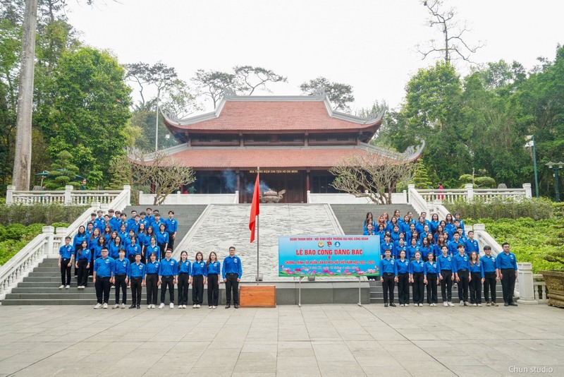 Young people of Trade Union University report their achievements to Uncle Ho
