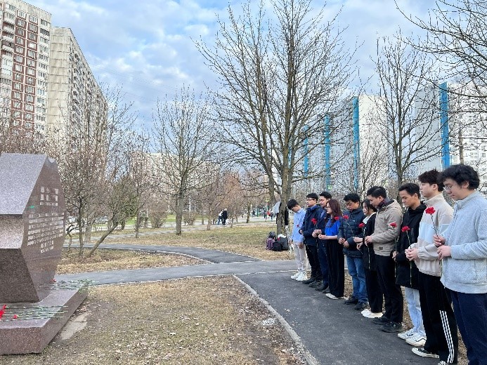 Vietnamese youth in Russia offer flowers to commemorate late General Secretary Le Duan