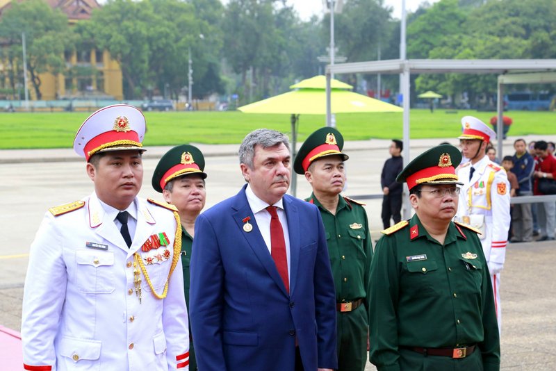 Vice Chairman of Russian city’s Committee for External Relations pays tribute to President Ho Chi Minh