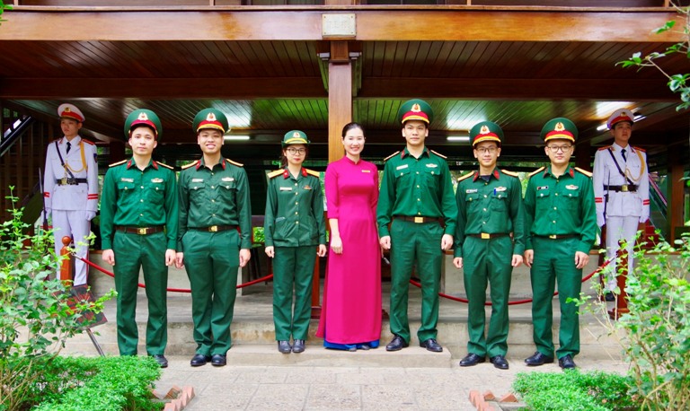 Youth visit Ho Chi Minh Relics Area at Presidential Palace