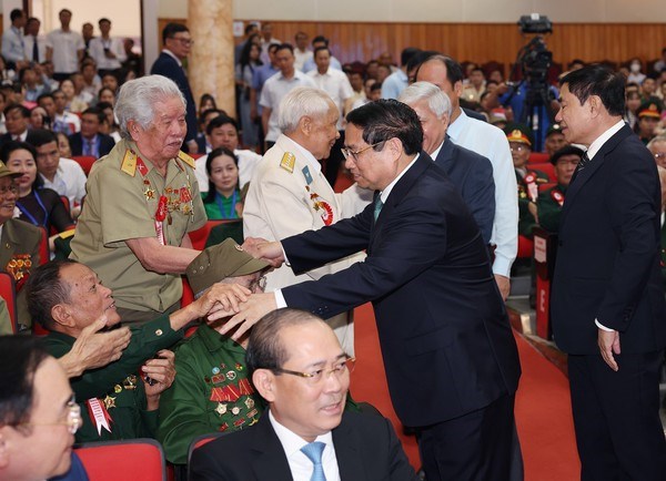 PM meets veteran soldiers, young volunteers, frontline workers serving Dien Bien Phu Campaign