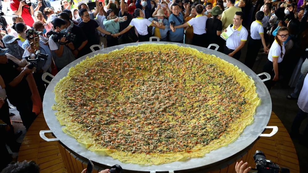 Can Tho treats visitors to giant sizzling crepe at folk cake festival