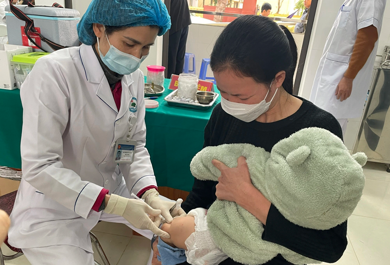 Providing 500,000 doses of 5-in-1 vaccine for free vaccination of children