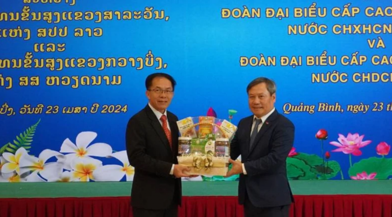 Quang Binh supports Laos to teach officials and students Vietnamese language