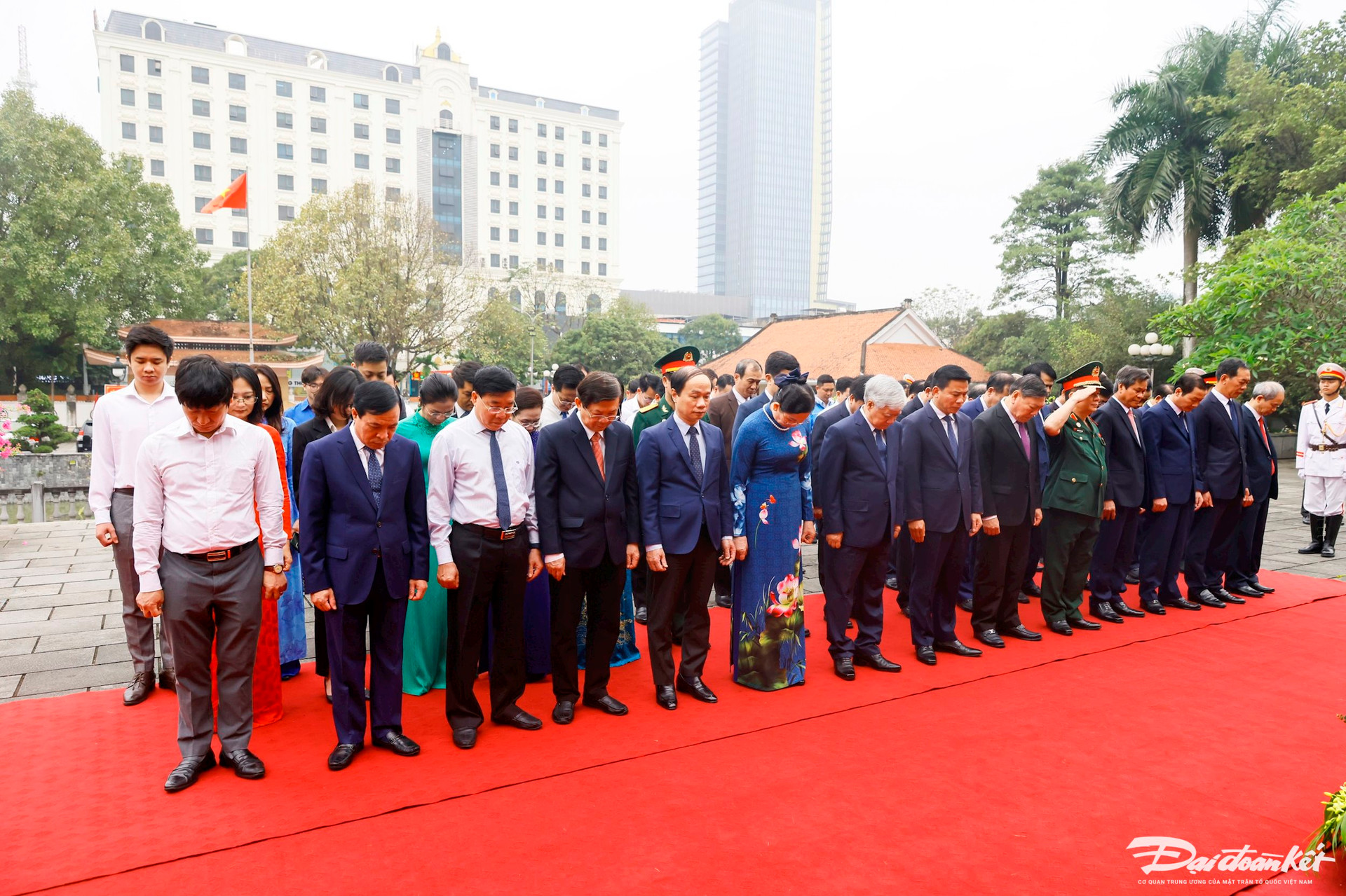 Offering incense to President Ho Chi Minh in Thanh Hoa province