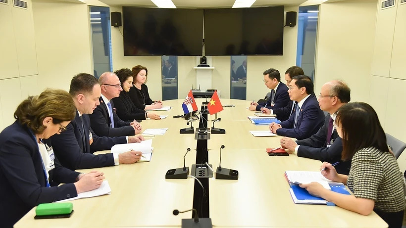 FM meets with foreign leaders on sidelines of OECD Ministerial Council Meeting