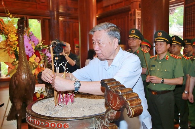 General To Lam offers flowers and incense to commemorate President Ho Chi Minh in Nghe An