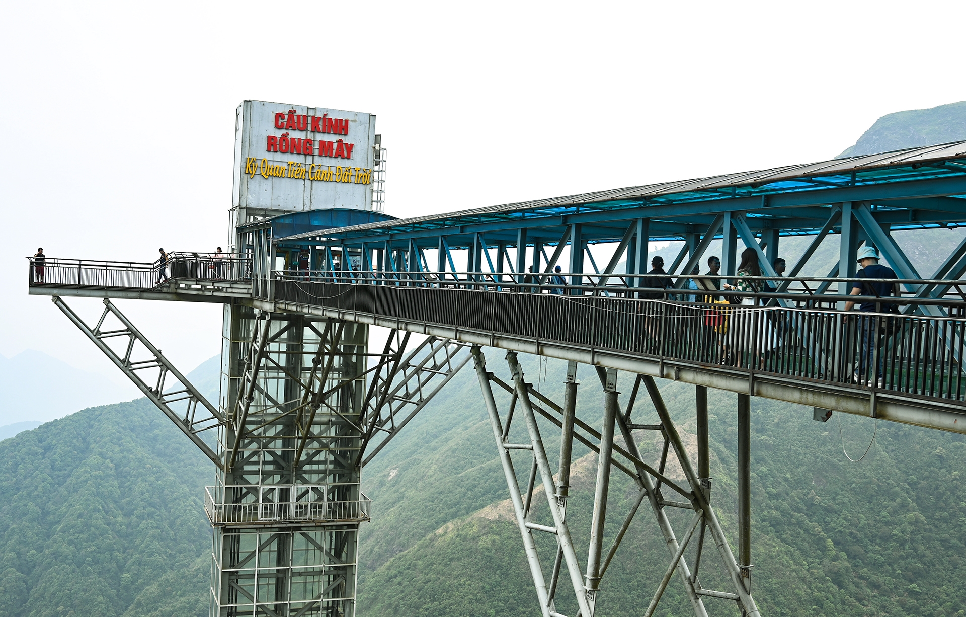 Exploring Lai Chau from highest glass bridge of Vietnam
