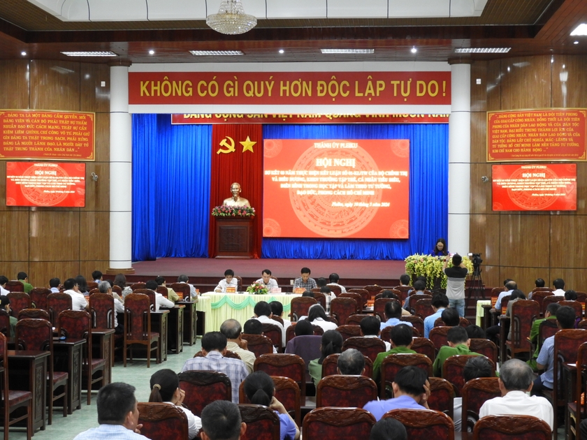 Pleiku awards certificates of merit to outstanding followers of Uncle Ho