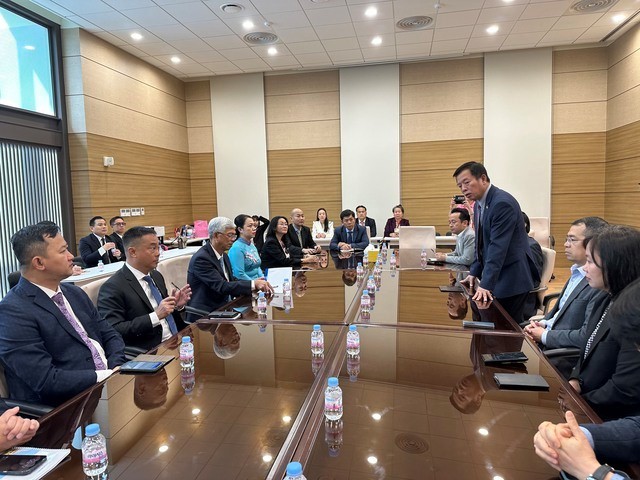 Ho Chi Minh City presents bookshelf to Vietnamese community in RoK