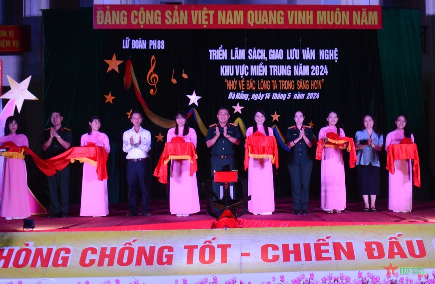 Exhibition, book display, cultural exchange Remembering Uncle Ho makes our hearts clearer