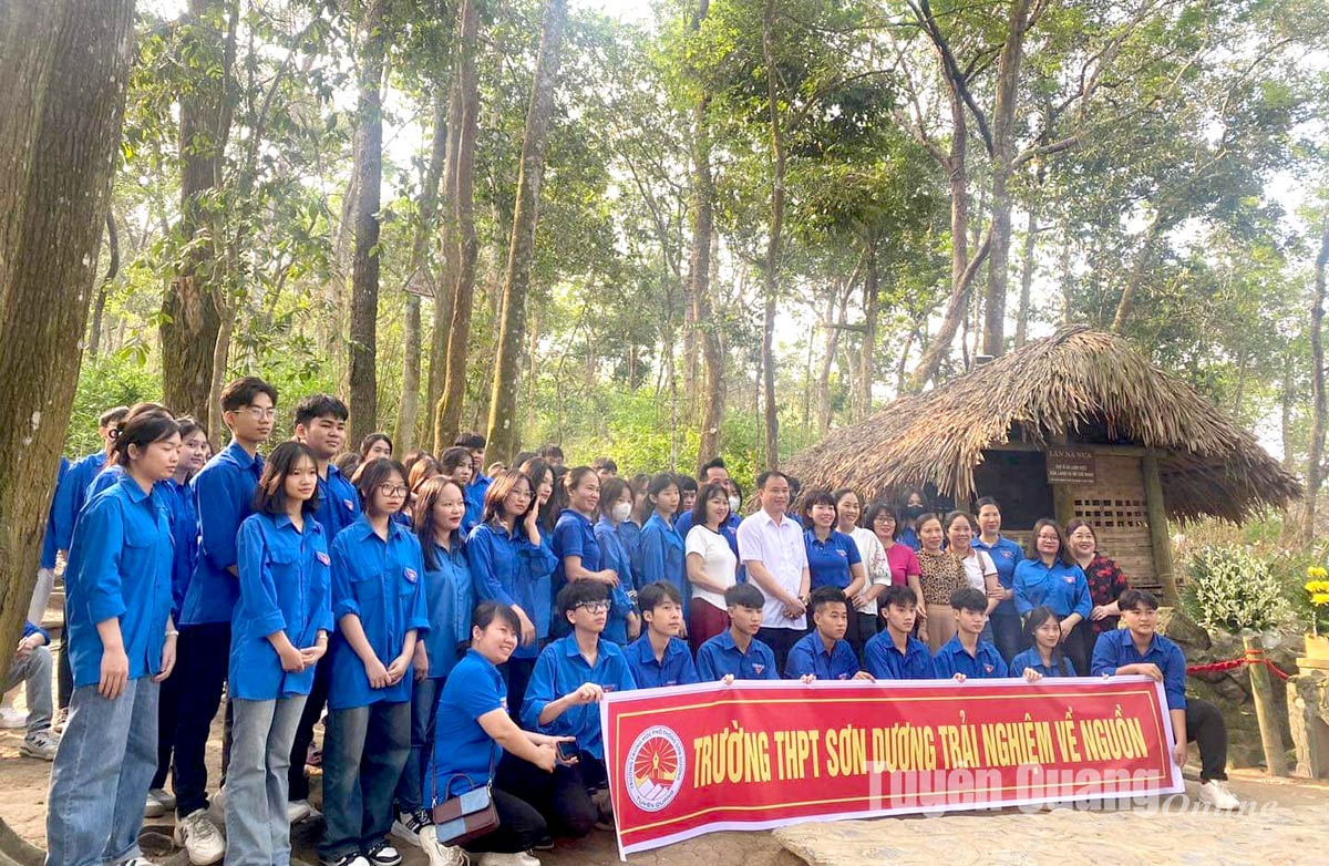 Nearly 45,000 visitors offer incense at relics on Uncle Ho’s birthday