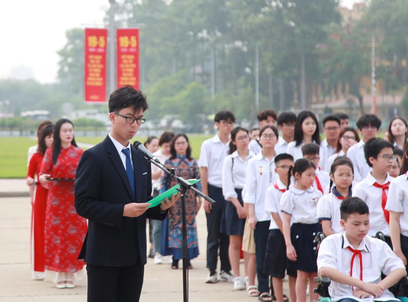 Hanoi Outstanding students report achievements to Uncle Ho