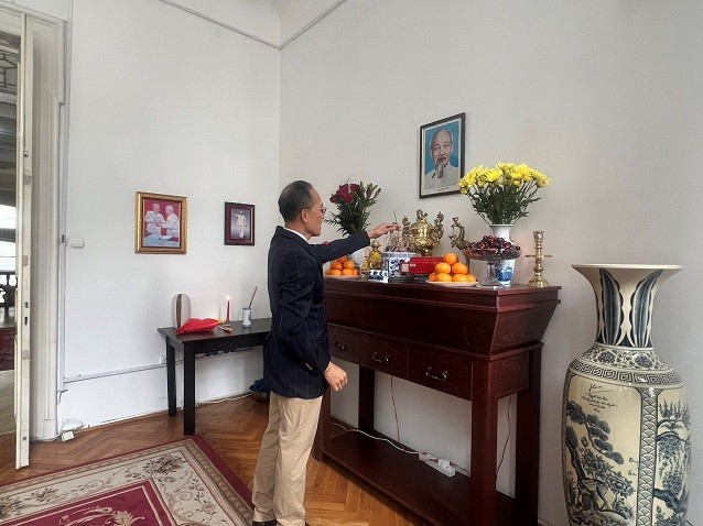 Overseas Vietnamese in Romania make efforts to follow President Ho Chi Minh’s example