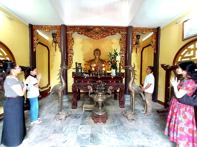 Visiting Uncle Ho s memorial area in Van Xuan