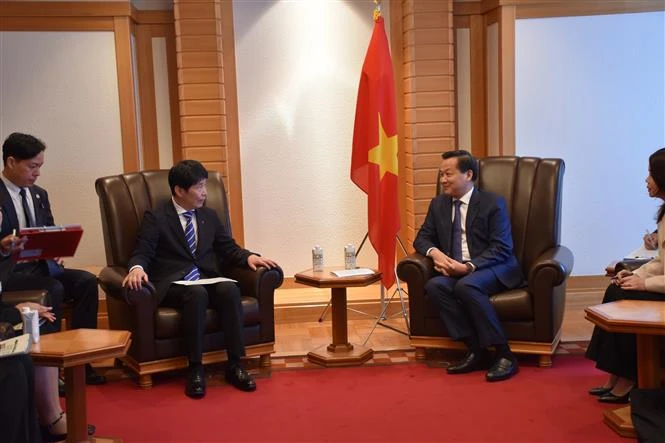 Deputy PM Le Minh Khai receives Japanese partners