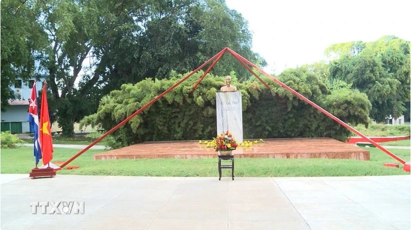 Uncle Ho monument in La Habana - a familiar space for Vietnam lovers